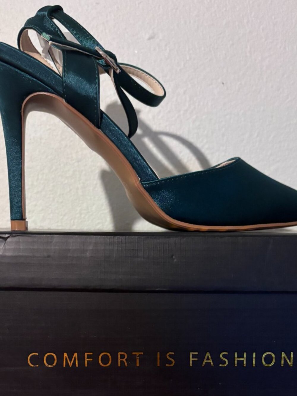 NWT Emerald Green Satin Pointed Toe Ankle Strap Heels - Size 8.5 - Picture 4 of 4